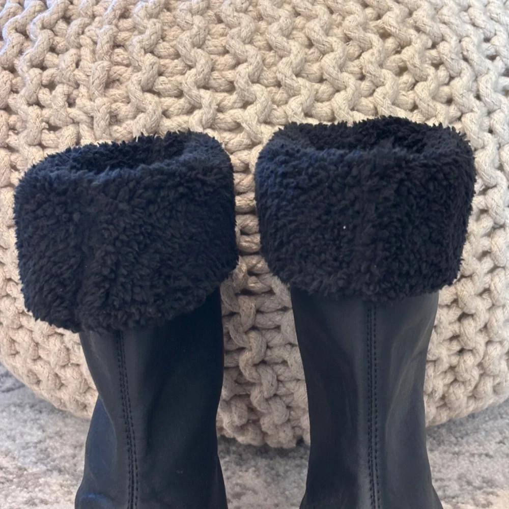 Speedo Girl's Boom Boots SZ 1 Black with White Sole Faux Fur Adjustable Height